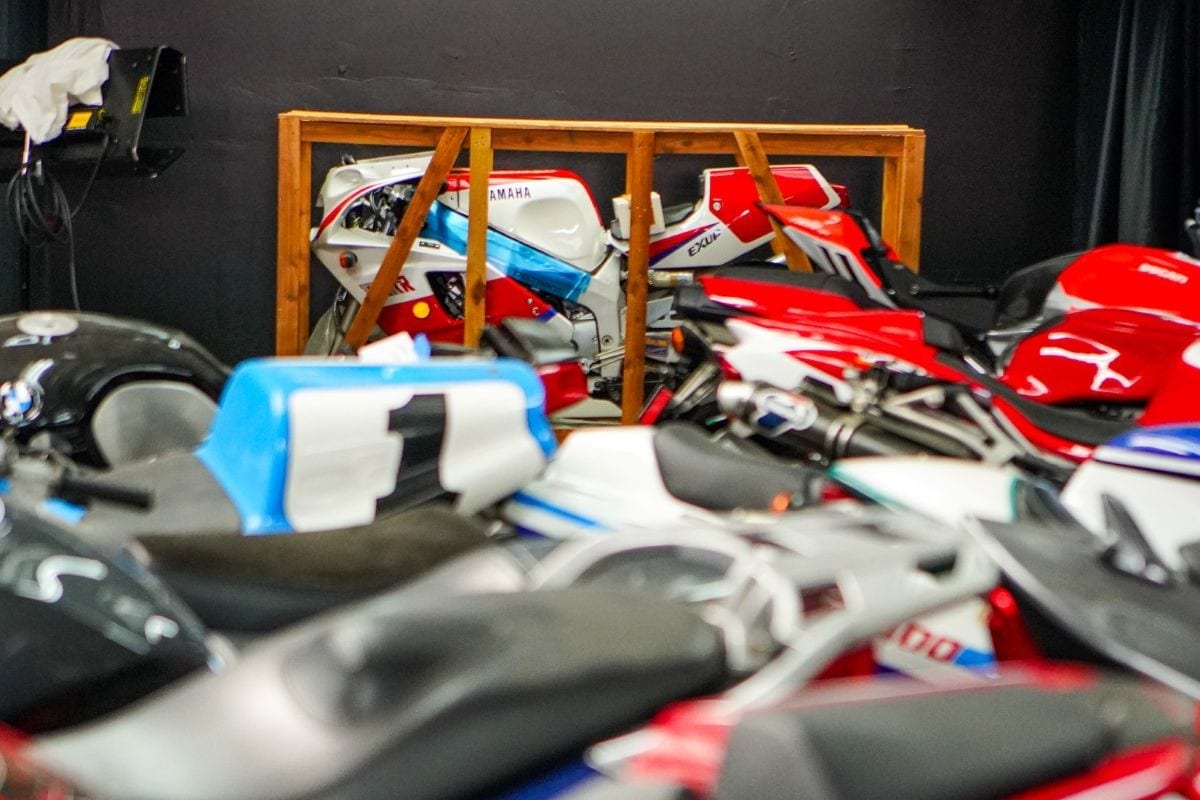 All’asta una Yamaha FZR750R OW-01 del 1990 ancora in cassa